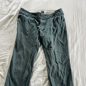 Gap stretch crop pants size 8 green